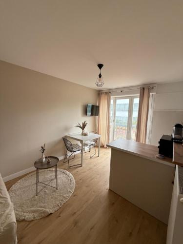 un salon avec une table et deux chaises dans l'établissement Charmant studio avec piscine, à La Grande Motte