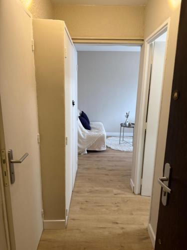 un couloir avec une porte ouverte vers une pièce avec l'océan dans l'établissement Charmant studio avec piscine, à La Grande Motte