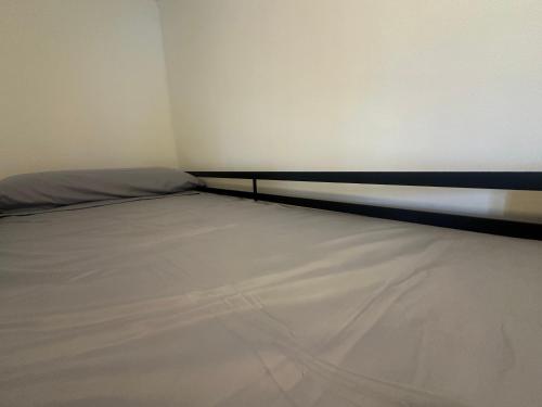 a large white bed in a small room at Moderno apartamento en pueblo tranquilo Navàs Barcelona in Navás