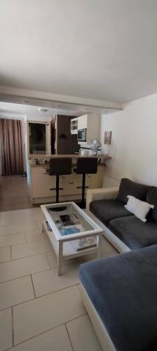 - un salon avec un canapé et un piano dans l'établissement Le boukarou, 