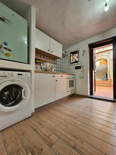 a kitchen with a washer and dryer in a room at Casa da Rosa in Vietri sul Mare