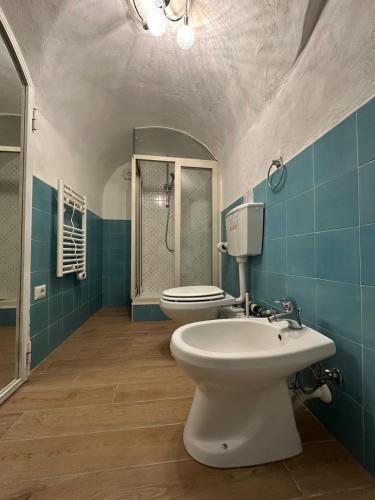 a bathroom with a toilet and a sink in it at Casa da Rosa in Vietri sul Mare