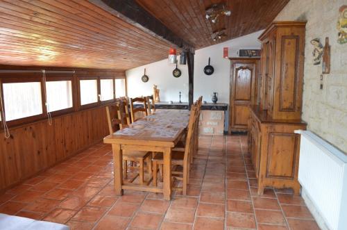 une cuisine avec une table et des chaises en bois dans l'établissement Appartement 6 personnes dans maison alsacienne, à Andolsheim