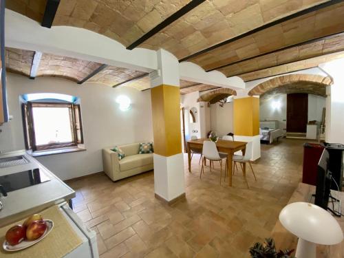 a kitchen and living room with a table and chairs at Appartamento La Corte di Trevi in Trevi