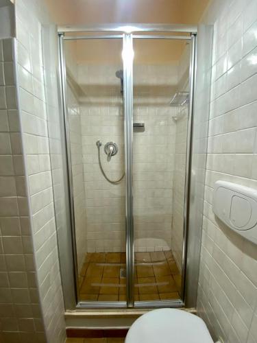 a shower stall with a toilet in a bathroom at Appartamento La Corte di Trevi in Trevi
