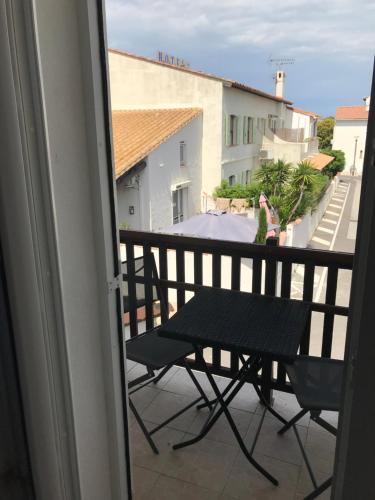 d'un balcon avec une table et une vue sur un bâtiment. dans l'établissement Lou pastre, à Saintes-Maries-de-la-Mer