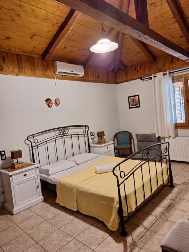 Ένα ή περισσότερα κρεβάτια σε δωμάτιο στο Villa Aristos