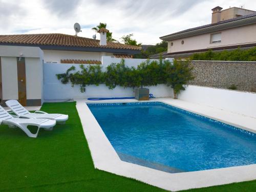 a swimming pool in the backyard of a house at Apartamento Centrico en Albir in Albir