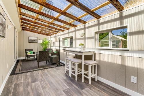 a solarium with a bar in a house at Charming Updated Retreat Walk to Lake Stevens! in Lake Stevens