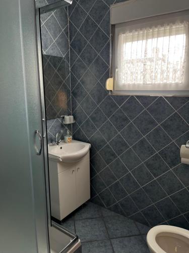 łazienka z umywalką i toaletą w obiekcie Apartmani Italo w Biogradzie na Moru