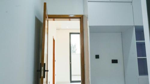 drzwi w pokoju z lustrem w obiekcie Auddi Homes w mieście Kigali