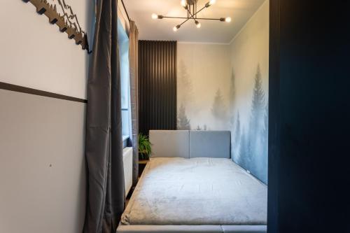 une chambre avec un lit dans une pièce avec un plafond dans l'établissement Bawaria w Dolinie Szczęścia, à Szklarska Poręba