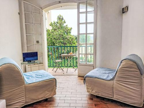 - un salon avec 2 lits et un balcon dans l'établissement Apartment Hameau la Madrague-29 by Interhome, à Saint-Cyr-sur-Mer
