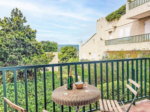 - une table avec une bouteille de bière sur le balcon dans l'établissement Apartment Hameau la Madrague-29 by Interhome, à Saint-Cyr-sur-Mer