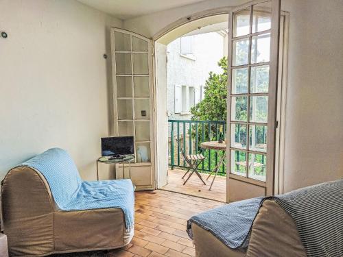 d'un salon avec une porte s'ouvrant sur un balcon. dans l'établissement Apartment Hameau la Madrague-29 by Interhome, à Saint-Cyr-sur-Mer