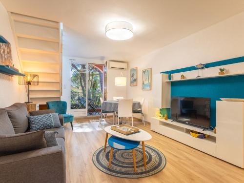 un salon avec un canapé et une télévision dans l'établissement Apartment Les Maldives-2 by Interhome, à Hyères