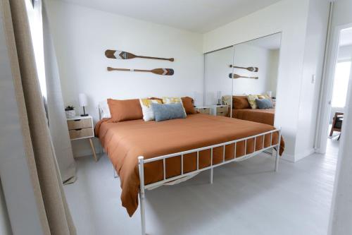 オーシャンサイドにあるKing Suite - 2min Walk to Beach Close to Downtown!のベッドと大きな鏡のある寝室