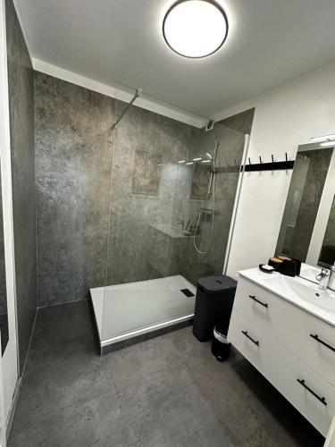 une salle de bain avec une douche, un lavabo et une baignoire dans l'établissement CAP AU SUD, à Hyères