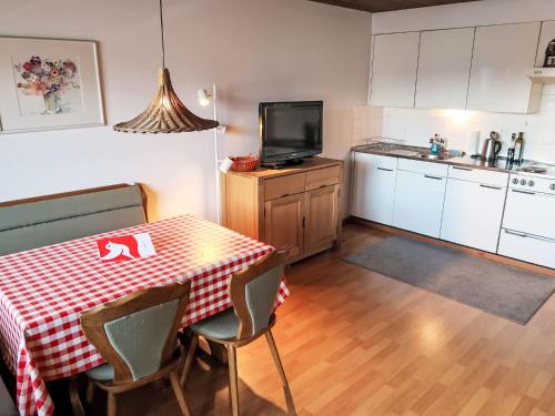 Una cocina o cocineta en Apartment La Prada Wohnung 119 by Interhome