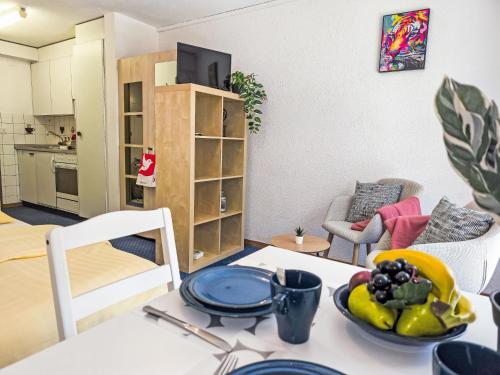 翁根Studio BeKb-Gebäude Apt- G by Interhome的一间房间,桌子上放着一碗水果