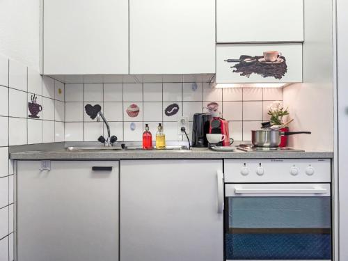 Kuchyň nebo kuchyňský kout v ubytování Studio BeKb-Gebäude Apt- G by Interhome