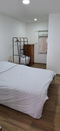 une chambre avec un lit et une fenêtre dans l'établissement le nid de la cigogne, à Sainte-Marie-aux-Mines