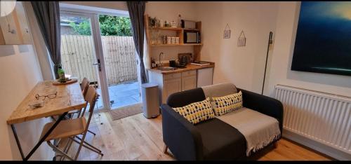 een woonkamer met een bank en een tafel bij The Hide Away in Cromer