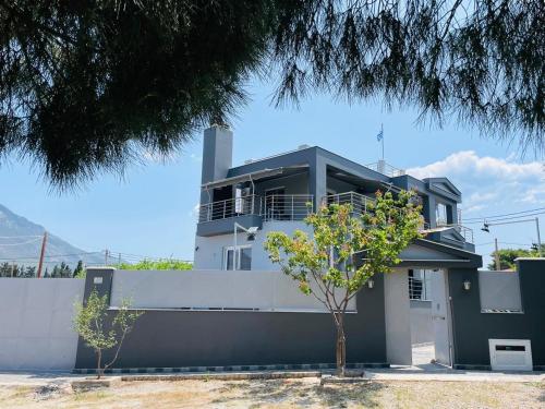 Το κτήριο όπου στεγάζεται  η βίλα