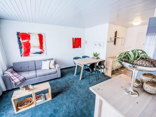 ein Wohnzimmer mit einer Couch und einem Tisch in der Unterkunft Apartment La Siala Apt-30 by Interhome in Falera