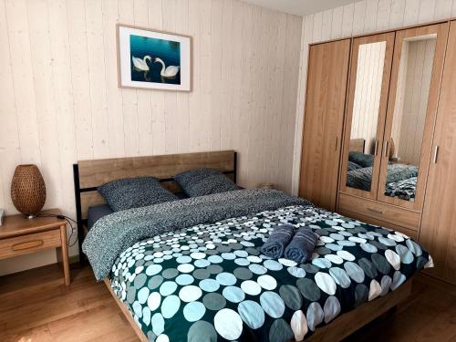 una camera da letto con un letto con lenzuola blu e bianche di Petite Maison Cosy ad Auxonne