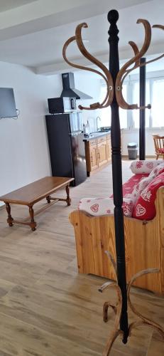 une chambre avec un lit et une table en bois dans l'établissement le nid de la cigogne, à Sainte-Marie-aux-Mines