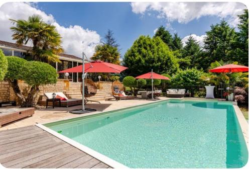 Πισίνα στο ή κοντά στο Loft - Gîte Non attenant à la propriété 1 à 4 personnes Sauna,piscine et parking à partager Jacuzzi en option