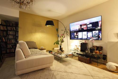 Televisyen dan/atau pusat hiburan di Chambre appartement clo