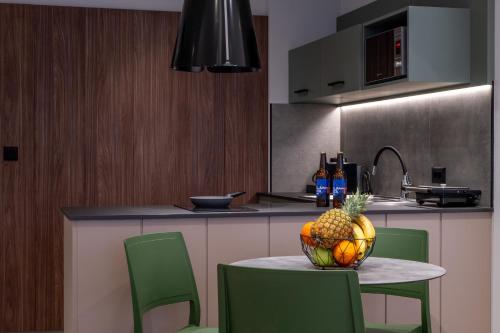 Cuisine ou kitchenette dans l'établissement CENTRO Suites