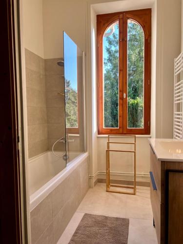 une salle de bain avec une douche, une baignoire et un lavabo dans l'établissement Maison de famille en Haute Corrèze, à Maussac