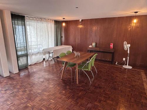 a room with a table with a cat sitting on it at Habitacion Berlin en The Green Door in Aguascalientes