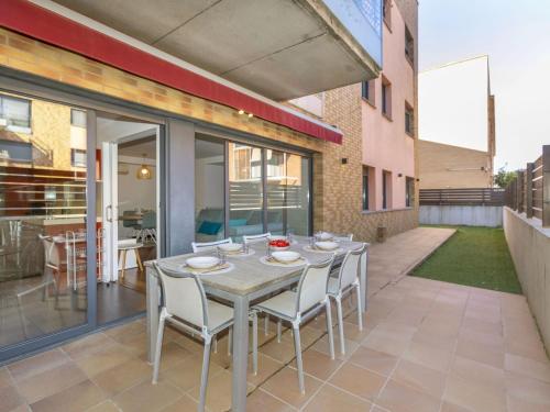 une table et des chaises sur le patio d'une maison dans l'établissement Apartment Costa Serena by Interhome, à Sant Antoni de Calonge