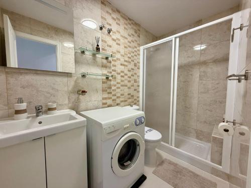 Charming apartment with Year-Round Pool & Near Sea