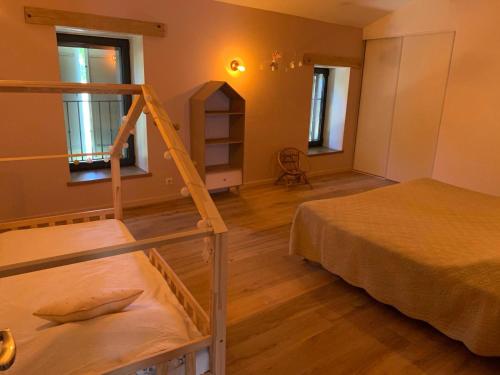 une chambre avec un lit superposé et une échelle dans l'établissement Mas des Oliviers, à Maillane