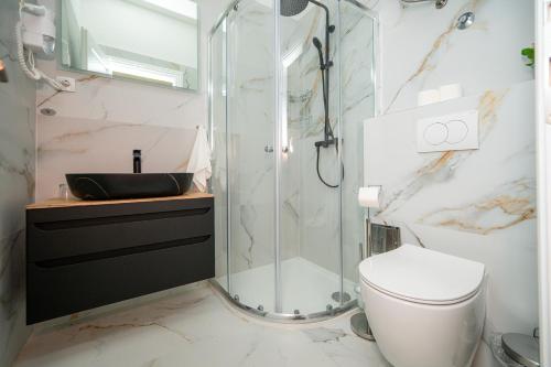 Ένα μπάνιο στο Titova Design Apartments