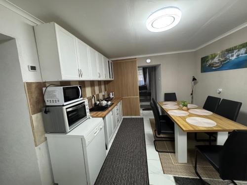 Park apartman Kertes ház a park mellett gyönyörű kilátással Dog friendly garden house with a wonderful view next to the parkにあるキッチンまたは簡易キッチン