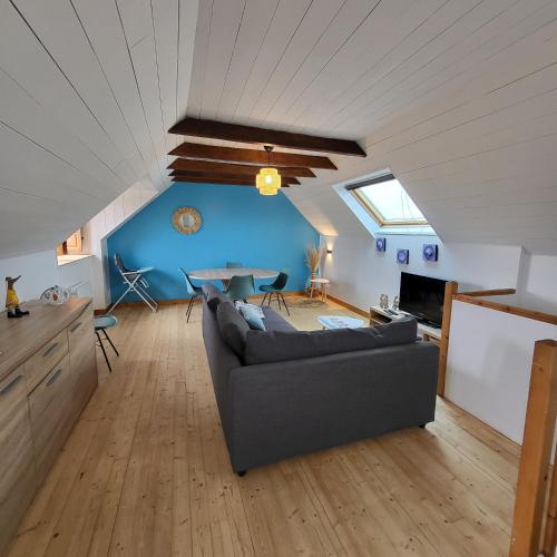 un salon avec un canapé et une table dans l'établissement La Cale en Vue, à Fouesnant