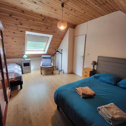 une chambre avec un lit, une chaise et une fenêtre dans l'établissement FOUESNANT La Maison de Gigi, à 2 minutes de la plage de KERLER, à Fouesnant