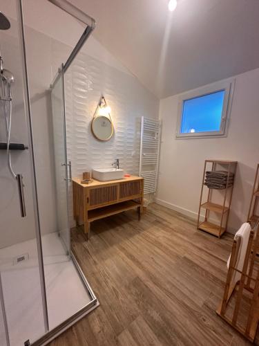 une salle de bain avec un lavabo et une douche en verre dans l'établissement Maison Calista, à Lanton