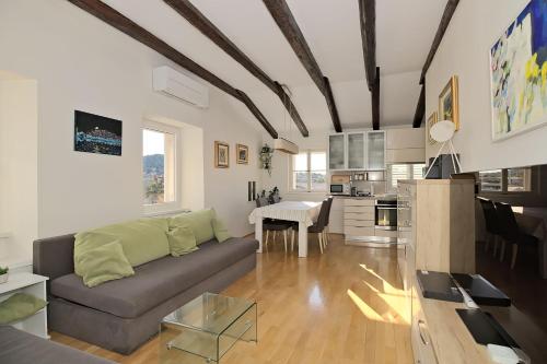 Cozy penthouse near Roman palace