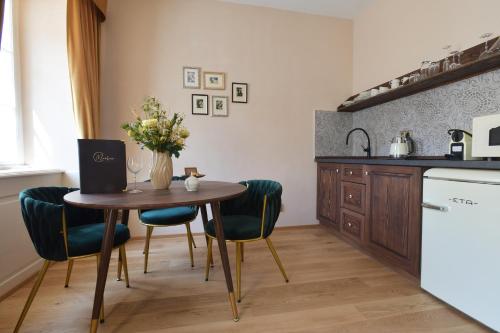 Zámecké Apartmány Marleneにあるキッチンまたは簡易キッチン