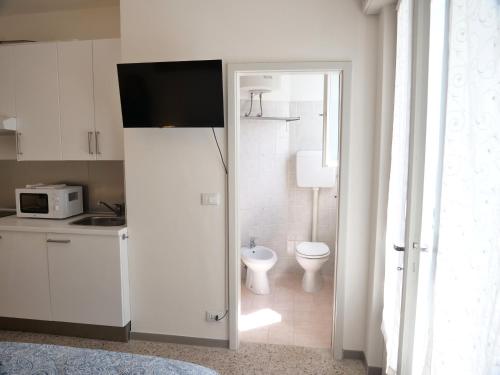 グラードにあるCasa Oleandroのトイレと洗面台を備えた白いバスルーム
