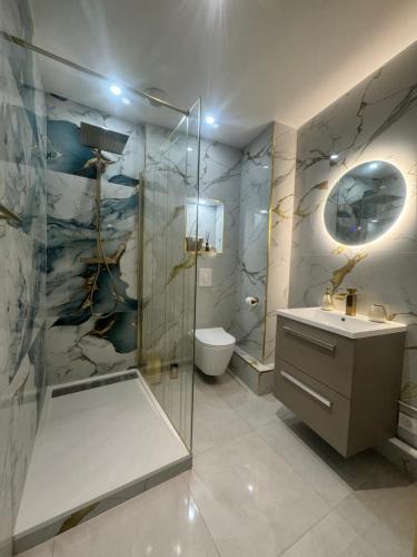 une salle de bain avec une douche, des toilettes et un lavabo dans l'établissement By cité de la gastronomie, à Dijon