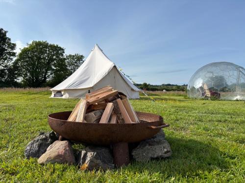 Billede fra billedgalleriet på Cozy Dog Friendly Hot Tent With Log Burner & Logs i Llanfairpwllgwyngyll