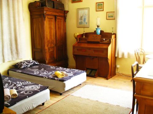 プロブディフにあるMaritsa River Apartmentのリビングルーム(ベッド2台、ドレッサー付)